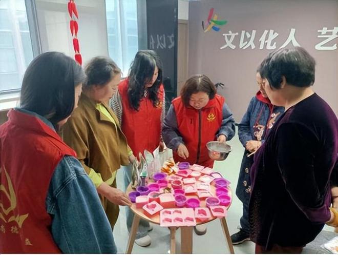 举办“感恩母亲节·巧手制香皂”志愿者活动pg电子免费模拟器潍坊尚德公益服务中心(图1)