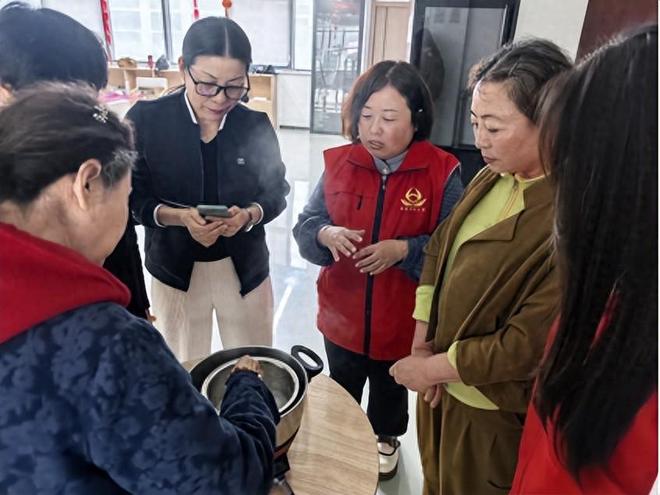 举办“感恩母亲节·巧手制香皂”志愿者活动pg电子免费模拟器潍坊尚德公益服务中心(图2)